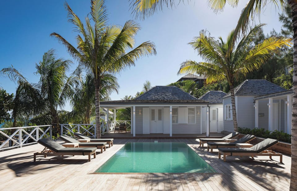 Nice pool (8 m x 4 m), expansive terrace with loungers and deck chairs. 
