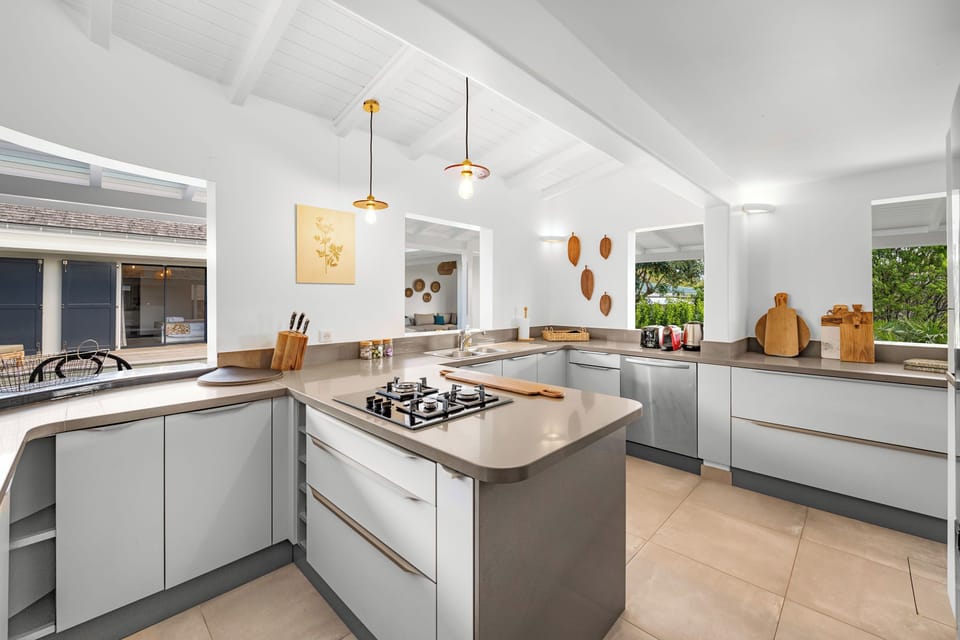 Fully equipped kitchen, fridge and freezer, cooking range with gas burners, microwave, dishwasher, filter coffee maker and espresso coffee machine, toaster. Outdoor dining table on the covered terrace. 