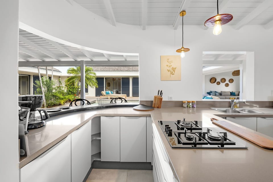 Fully equipped kitchen, fridge and freezer, cooking range with gas burners, microwave, dishwasher, filter coffee maker and espresso coffee machine, toaster. Outdoor dining table on the covered terrace. 
