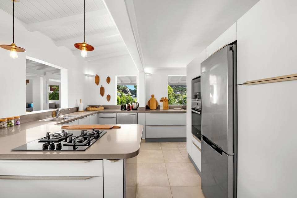 Fully equipped kitchen, fridge and freezer, cooking range with gas burners, microwave, dishwasher, filter coffee maker and espresso coffee machine, toaster. Outdoor dining table on the covered terrace. 