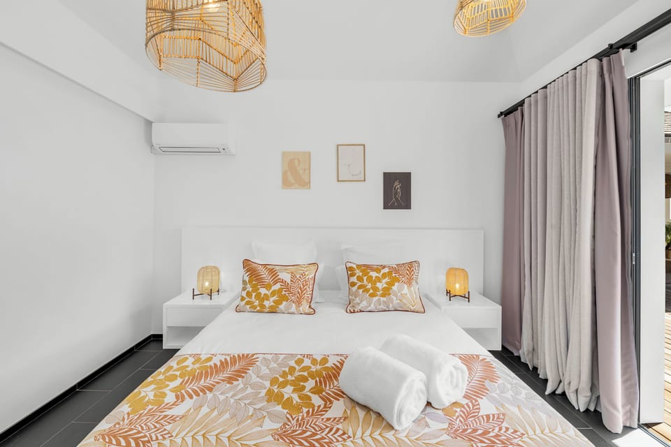 Queen size bed, air conditioning, HD-TV, dressing room, safe. Adjoining bathroom with shower, separate toilet, towels and beach towels. The bedroom opens onto the terrace. 