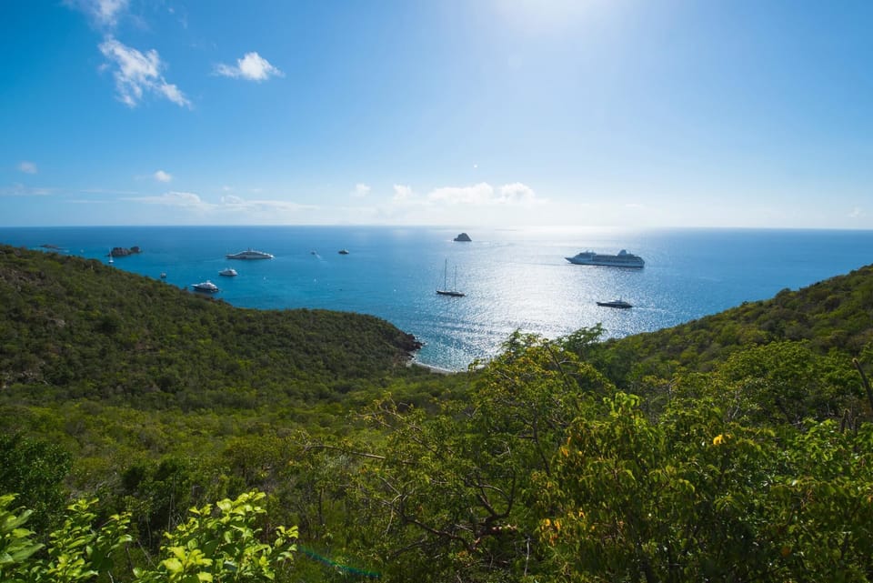 Multi-level property with panoramic views. Private parking at the entrance. 