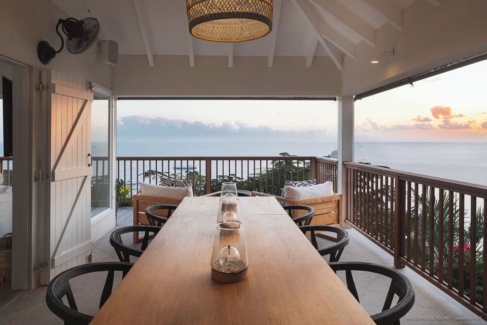 Fully equipped. Electric oven, gas stove, microwave, refrigerator, mixer, dishwasher, Nespresso machine,, toaster, breakfast bar. Large dining table for 8 people. Another dining area on the pool level. 