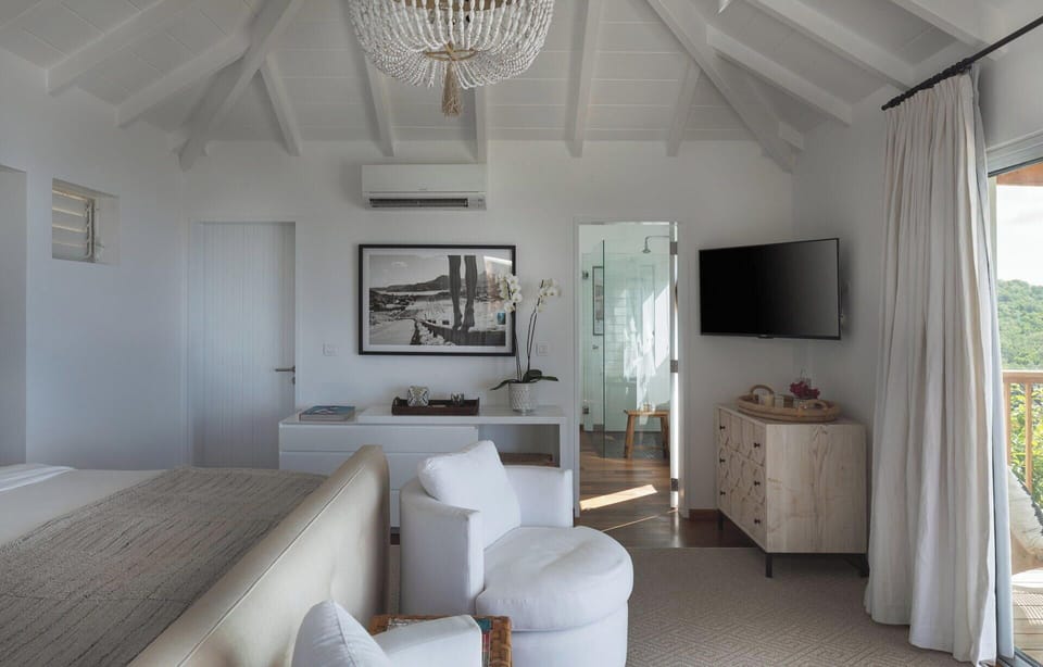 Located on the pool, in a separate bungalow. King size bed, air conditioning, HD-TV, Apple TV, dressing room, programmable safe. Adjoining bathroom with shower, sink, hair dryer, towels and beach towels. Private terrace facing the view. 