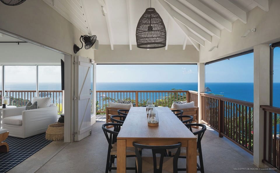 Fully equipped. Electric oven, gas stove, microwave, refrigerator, mixer, dishwasher, Nespresso machine,, toaster, breakfast bar. Large dining table for 8 people. Another dining area on the pool level. 