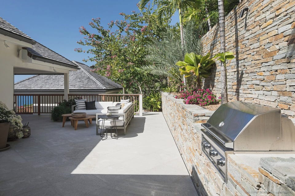 Nice living area opening onto the terrace and dining area. Air-conditioning, HD-TV, Dish Network, Apple TV, ceiling fans. 