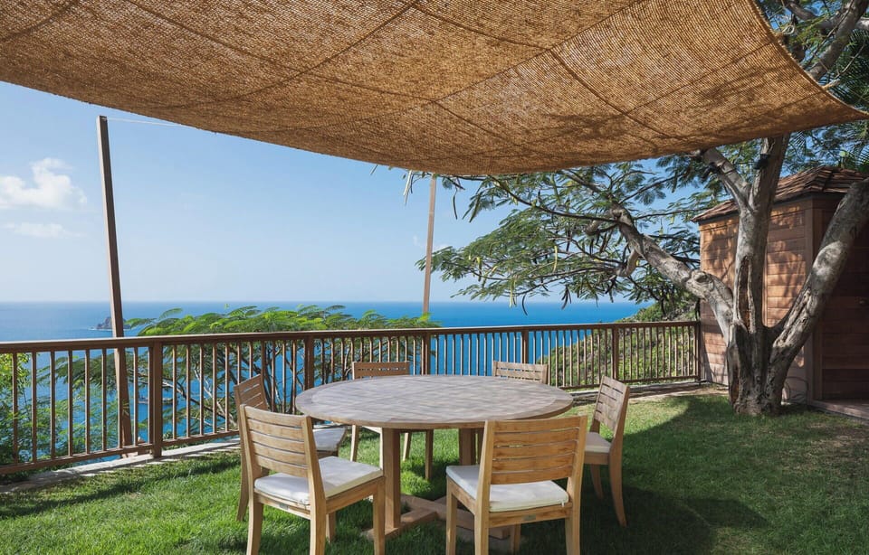 Fully equipped. Electric oven, gas stove, microwave, refrigerator, mixer, dishwasher, Nespresso machine,, toaster, breakfast bar. Large dining table for 8 people. Another dining area on the pool level. 