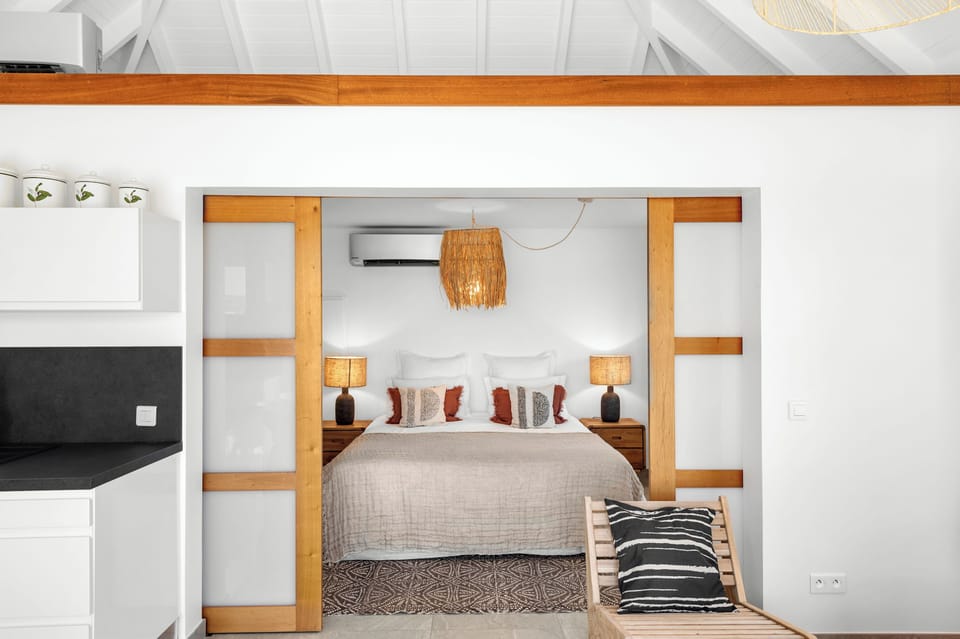Located in a separate bungalow, up to villa. Air conditioning, ceiling fan, king size bed, HD-TV, safe. Private kitchen with indoor dining table. En-suite bathroom, shower with rain head, toilet, bath and beach towels, hairdryer. Private terrace with outd