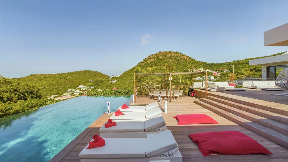 Beautiful heated pool (6 x17m) on the main level, expansive terrace with many deck chairs, various lounge areas. 