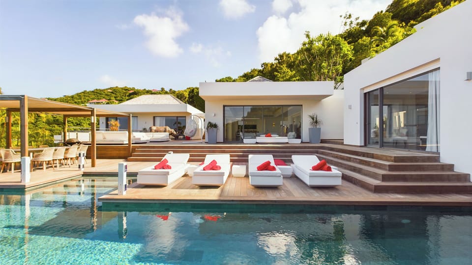 Beautiful heated pool (6 x17m) on the main level, expansive terrace with many deck chairs, various lounge areas. 