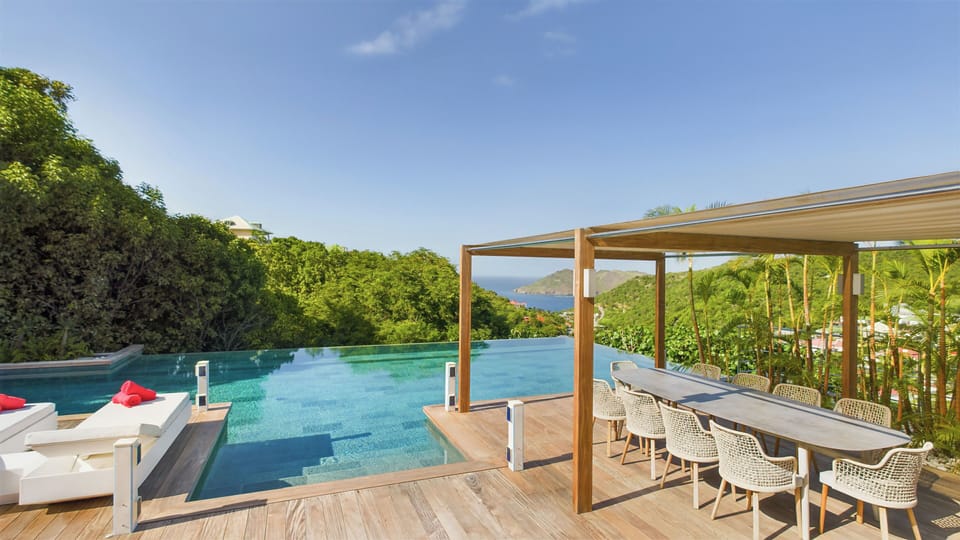 Beautiful heated pool (6 x17m) on the main level, expansive terrace with many deck chairs, various lounge areas. 