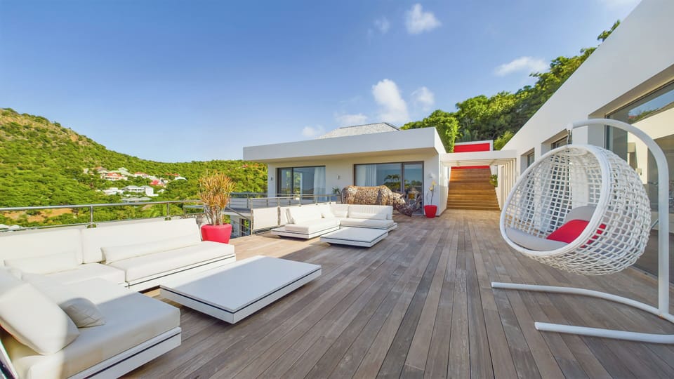 On the main level, on the terrace : Large outdoor area, outdoor dining table next the heated pool. 