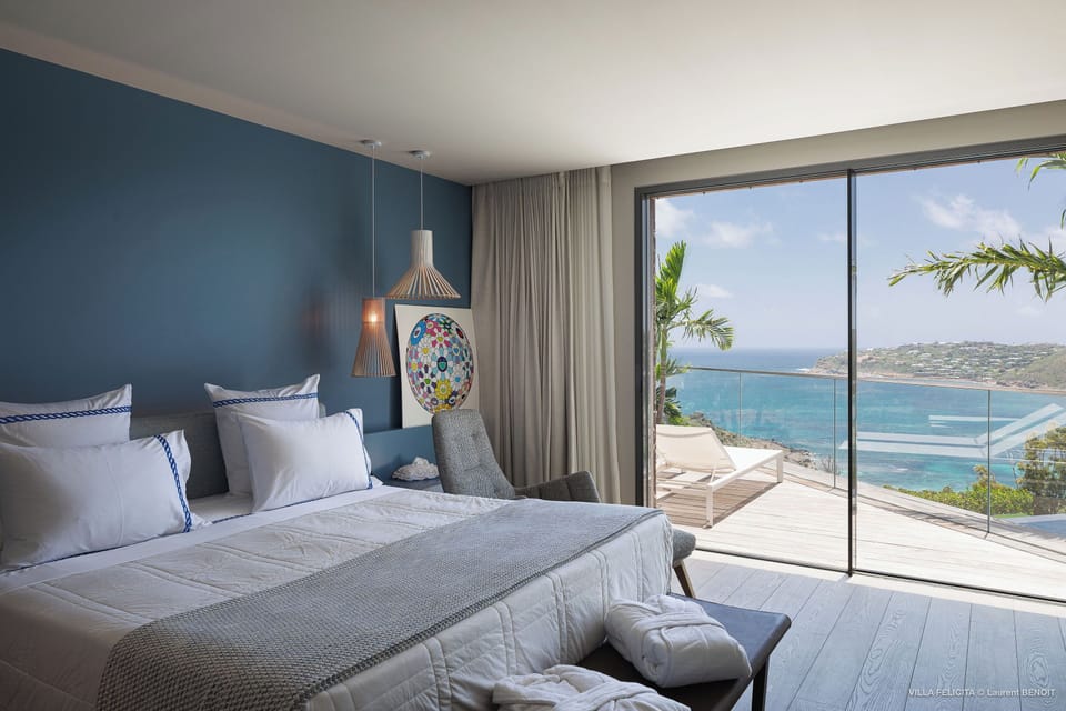 A king size bed, air conditioning, ceiling fan, HD-TV, Apple TV, safe, dressing room. Ensuite bathroom with indoor Italian shower. Private terrace and ocean view. 