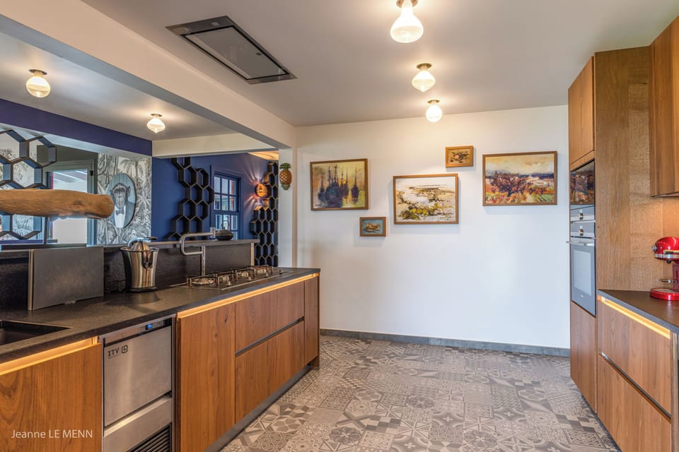 Modern and fully equipped kitchen. A beautiful bar for breakfast. Air conditioning, coffee machine, dishwasher, espresso machine, gas cooker, microwave oven, oven, wine cellar. Indoor dining table for 8 guests. Outdoor dining area on the covered terrace. 