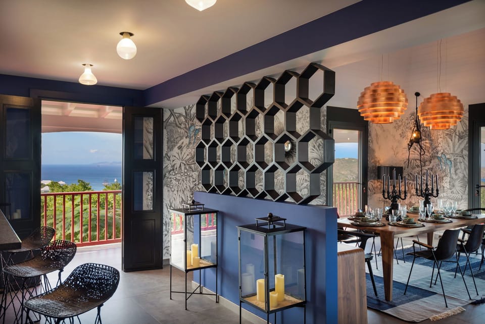 Modern and fully equipped kitchen. A beautiful bar for breakfast. Air conditioning, coffee machine, dishwasher, espresso machine, gas cooker, microwave oven, oven, wine cellar. Indoor dining table for 8 guests. Outdoor dining area on the covered terrace. 