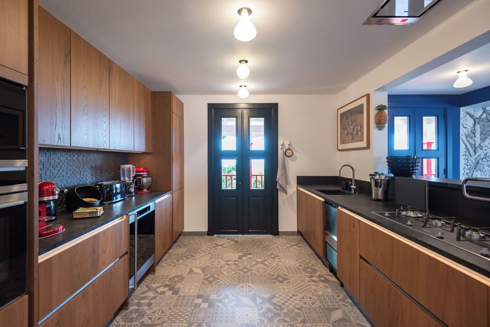 Modern and fully equipped kitchen. A beautiful bar for breakfast. Air conditioning, coffee machine, dishwasher, espresso machine, gas cooker, microwave oven, oven, wine cellar. Indoor dining table for 8 guests. Outdoor dining area on the covered terrace. 
