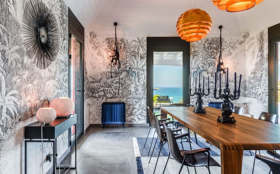 Modern and fully equipped kitchen. A beautiful bar for breakfast. Air conditioning, coffee machine, dishwasher, espresso machine, gas cooker, microwave oven, oven, wine cellar. Indoor dining table for 8 guests. Outdoor dining area on the covered terrace. 