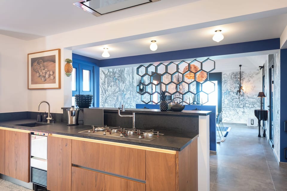 Modern and fully equipped kitchen. A beautiful bar for breakfast. Air conditioning, coffee machine, dishwasher, espresso machine, gas cooker, microwave oven, oven, wine cellar. Indoor dining table for 8 guests. Outdoor dining area on the covered terrace. 
