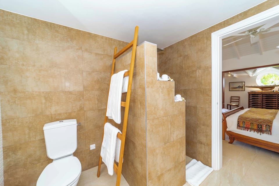 King size bed, air conditioning, safe, dressing room. Adjoining bathroom, Italian shower, hairdryer. The bedroom opens onto the terrace. 