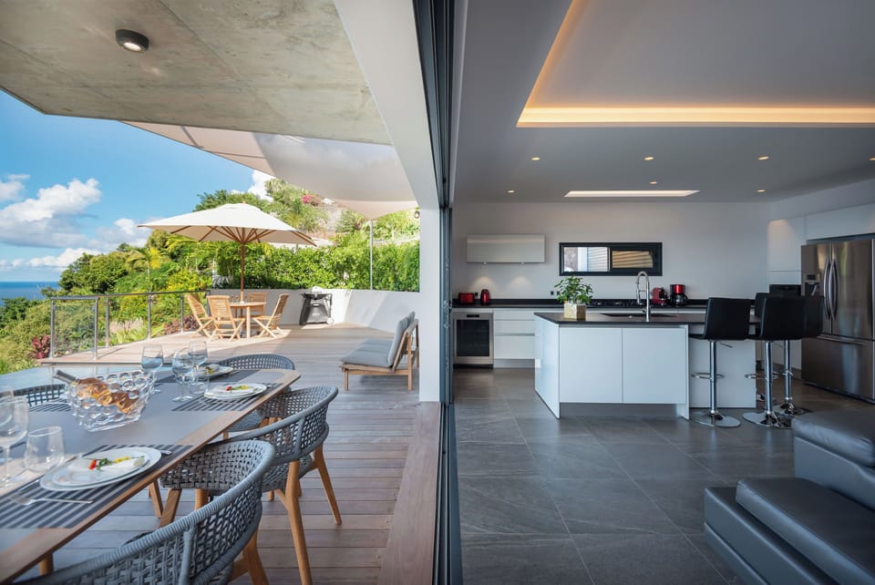 Fully equipped with bar, electric oven, gas stove, dishwasher, fridge and freezer, ice machine, microwave, toaster, filter coffee maker, and espresso coffee machine, blender, electric fruit press. Breakfast bar with stools. Outdoor dining table for 6 gues