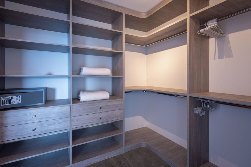 On the main level. King size bed, air conditioning, HD-TV, Apple TV, iPod connection, safe, large dressing room. En-suite bathroom, shower. The bedroom opens onto the terrace. 