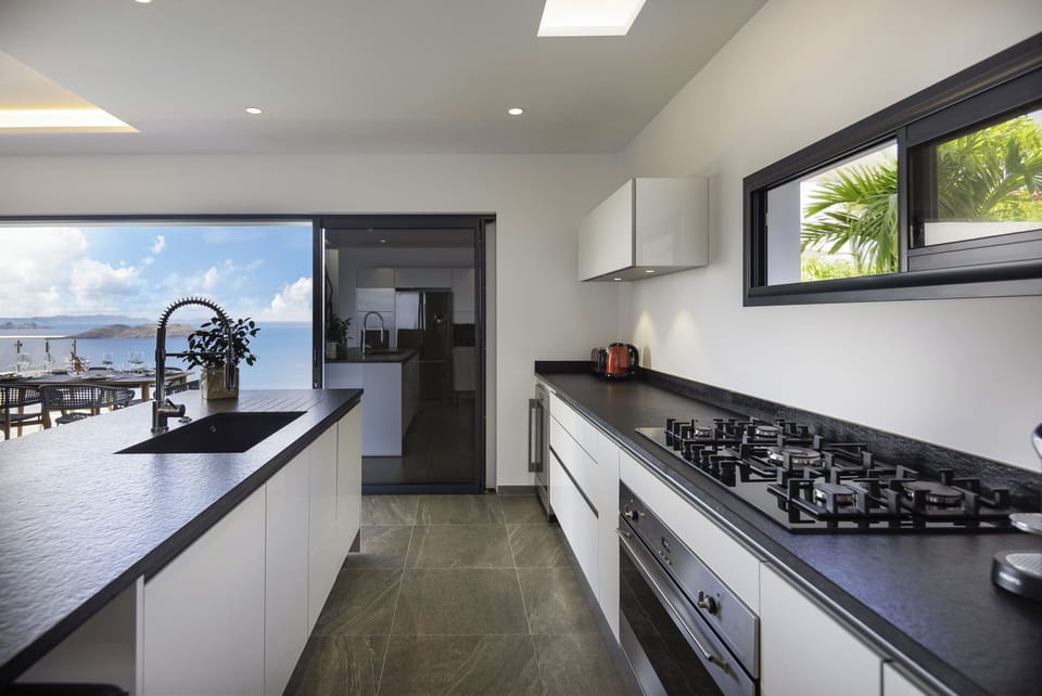 Fully equipped with bar, electric oven, gas stove, dishwasher, fridge and freezer, ice machine, microwave, toaster, filter coffee maker, and espresso coffee machine, blender, electric fruit press. Breakfast bar with stools. Outdoor dining table for 6 gues