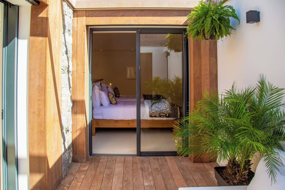 King size bed (or twin beds), air conditioning, HD-TV with Dish Network, dressing with safe.  Ensuite bathroom with rain shower, 2 wash basins, hair dryer. 