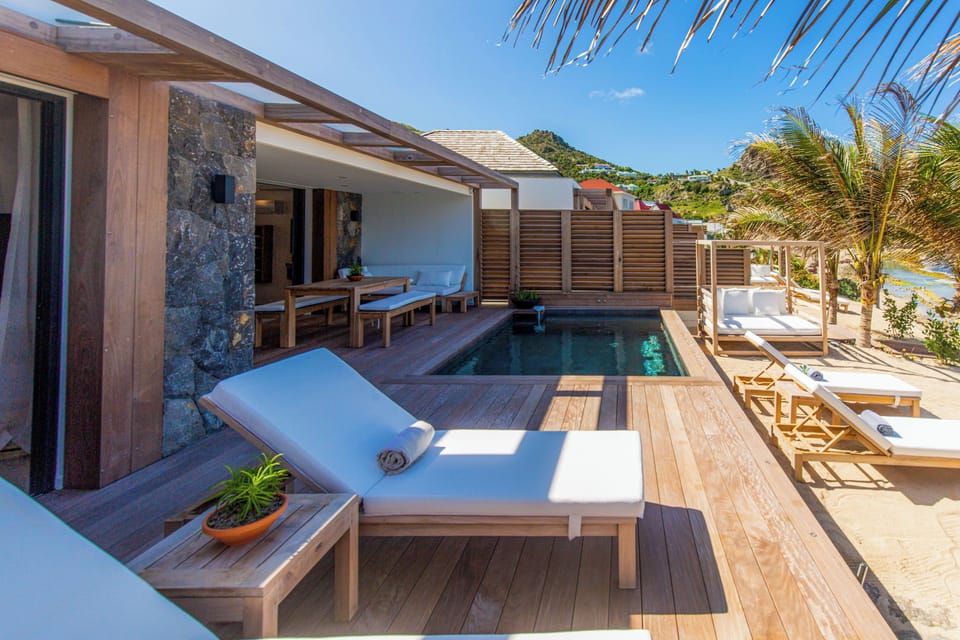 Heated pool, gas barbecue,deck chairs. 