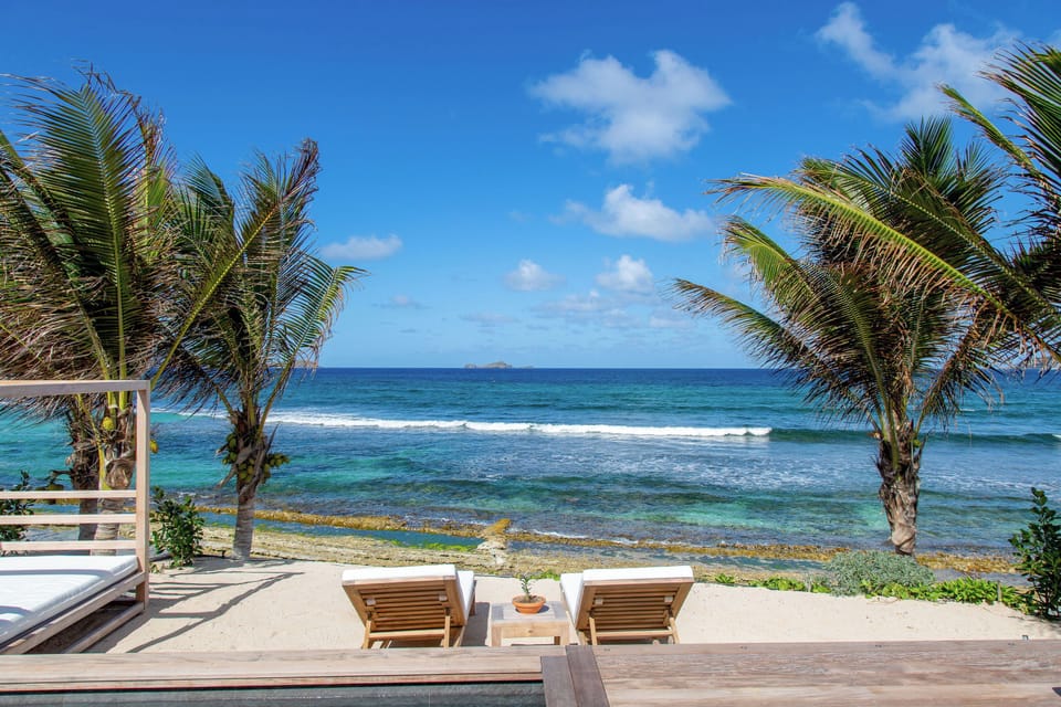 Heated pool, gas barbecue,deck chairs. 