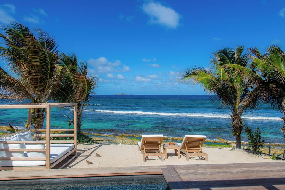 Heated pool, gas barbecue,deck chairs. 