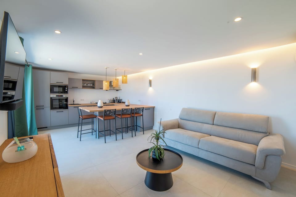 On the lower level. Private lounge area, with a kitchen area. King size bed, air conditioning, HD-TV, safe, dressing room. En-suite bathroom, rain shower, sink. 