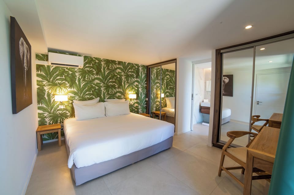 On the lower level. Private lounge area, with a kitchen area. King size bed, air conditioning, HD-TV, safe, dressing room. En-suite bathroom, rain shower, sink. 