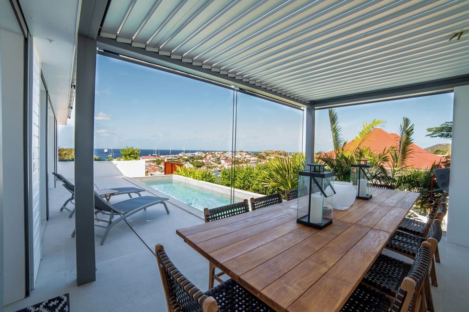 Fully equipped kitchen, oven, microwave, refrigerator with ice maker, dishwasher, blender, toaster, filter coffee maker and Nespresso machine, kettle, stove, bar with stools. Outdoor dining table on the covered terrace.  
