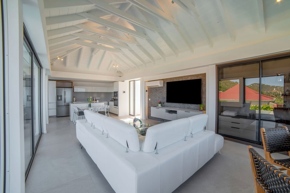 Air conditioning, HD-TV, Dish Network. The living room opens onto the terrace. 