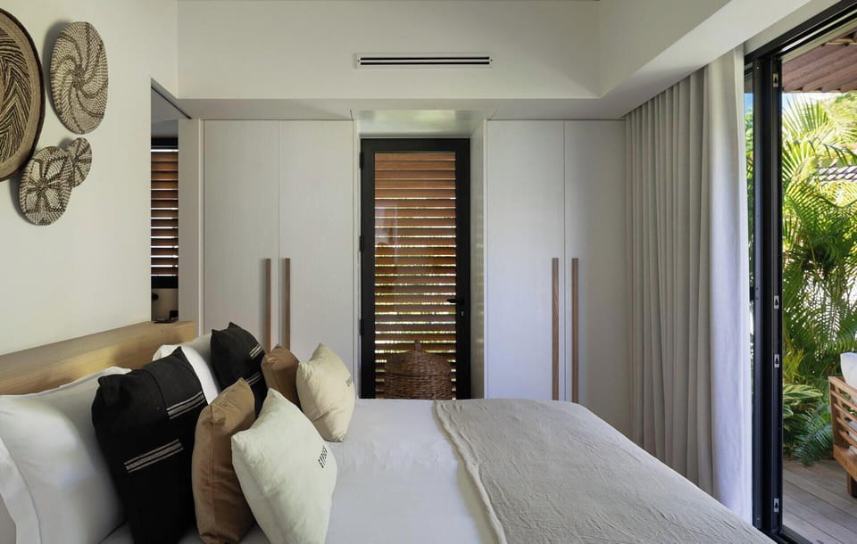 King size bed, air conditioning, safe, HD-TV, dish network, Apple TV. Ensuite bathroom with shower, large dressing room, double sinks, hairdryer, bathrobes, towels and beach towels. Garden view. 