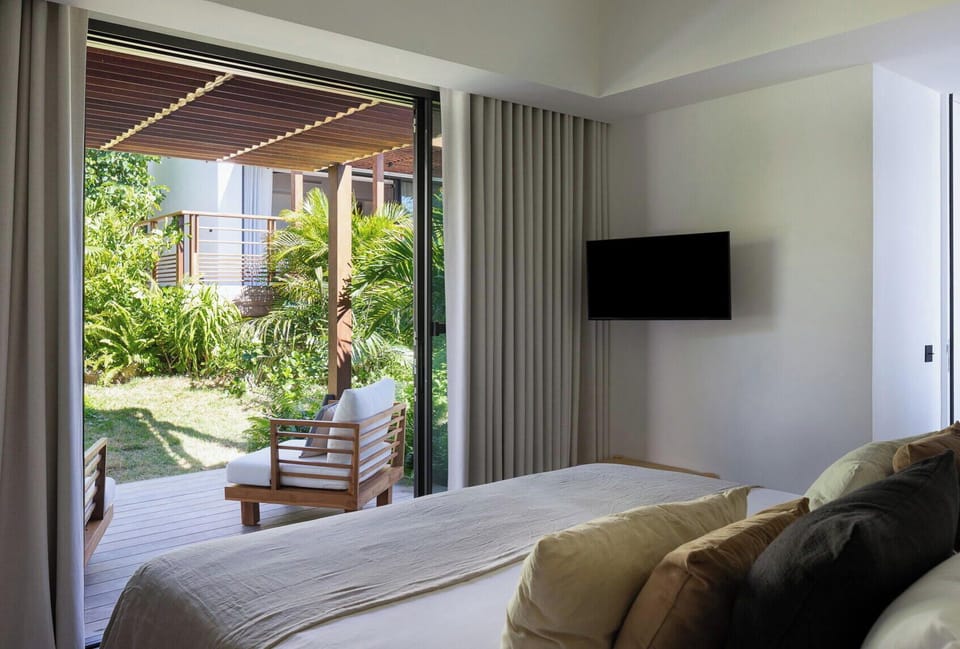 King size bed, air conditioning, safe, HD-TV, dish network, Apple TV. Ensuite bathroom with shower, large dressing room, double sinks, hairdryer, bathrobes, towels and beach towels. Garden view. 