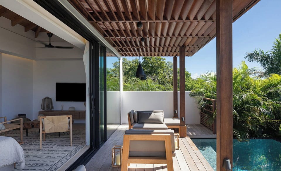 In a separate bungalow. King size bed, air conditioning, safe, HD-TV, dish network, Apple TV. Private kitchenette equipped. Ensuite bathroom with shower, large dressing room, double sinks, hairdryer, bathrobes, towels and beach towels. Private terrace wit