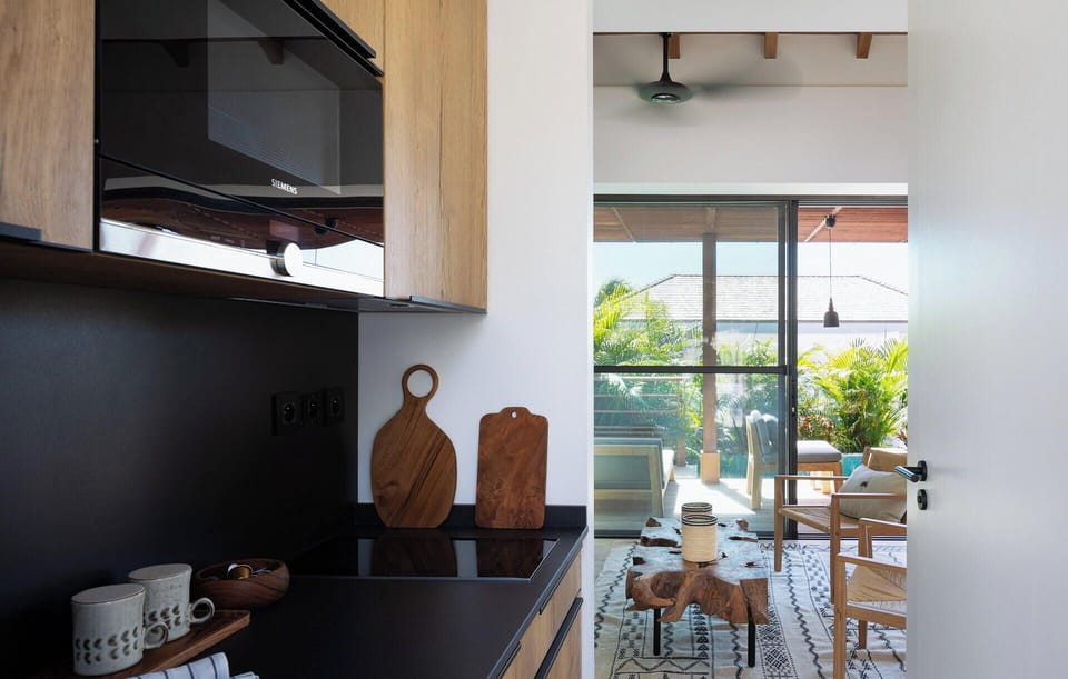 In a separate bungalow. King size bed, air conditioning, safe, HD-TV, dish network, Apple TV. Private kitchenette equipped. Ensuite bathroom with shower, large dressing room, double sinks, hairdryer, bathrobes, towels and beach towels. Private terrace wit
