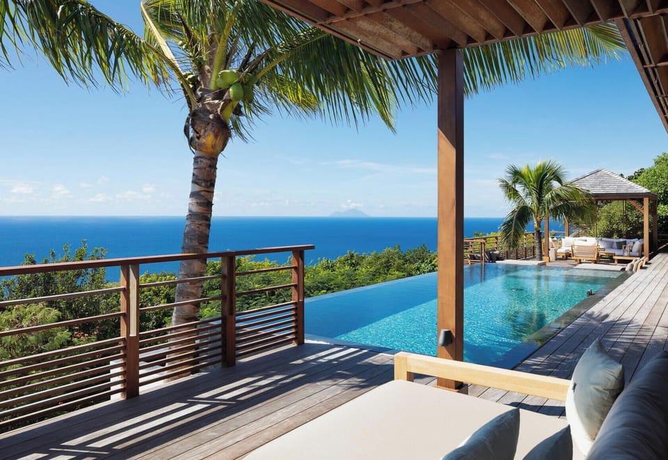King size bed, air conditioning, safe, HD-TV, dish network, Apple TV. Ensuite bathroom with shower, large dressing room, double sinks, hairdryer, bathrobes, towels and beach towels. Ocean view. 