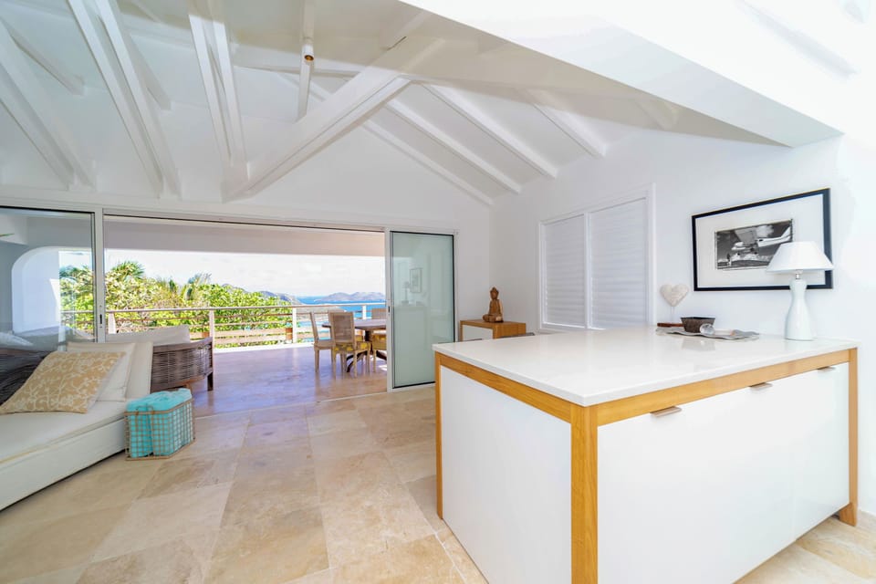 Fully equipped kitchen. Coffee machine, dishwasher, espresso machine, gas cooker, microwave oven, oven. Dining area on the covered terrace, facing the panoramic view. 