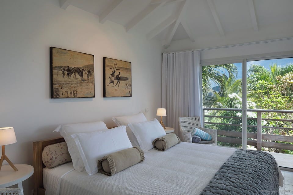On the main level. King size bed, air-conditioning, HD-TV. Ensuite bathroom, hair dryer, safe. The bedroom opens onto the covered terrace and the view. 