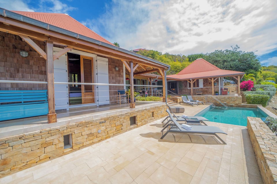 Nice pool, terrace with sun loungers, well exposed to the sun. Gas barbecue. 