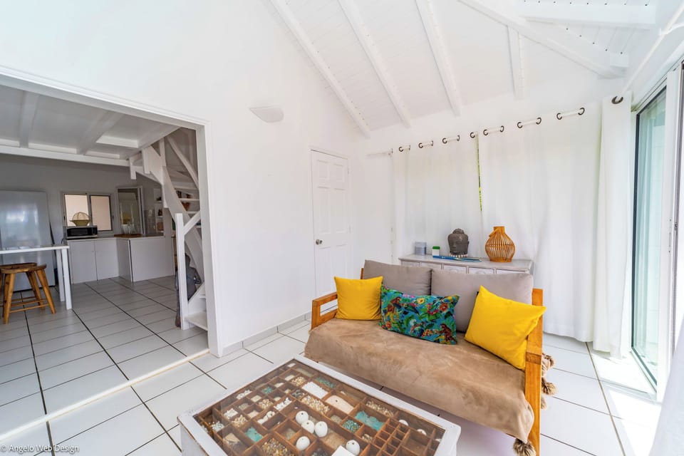 Ocean view indoor living room with sofas, HD-TV with Canal Satellite. 