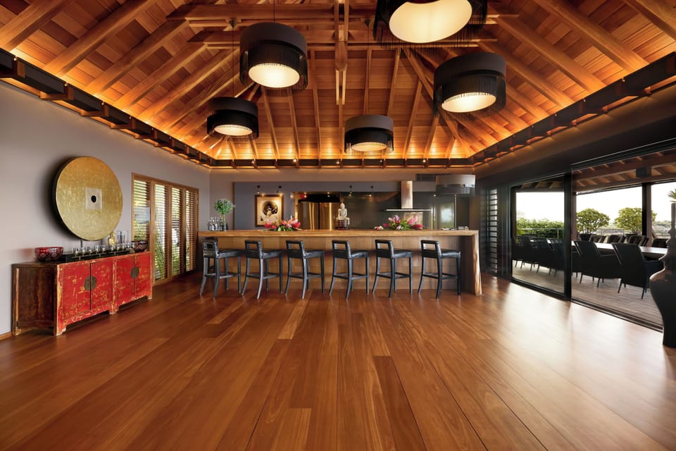 Fully equipped, air conditioning, breakfast bar with six stools, gas oven, refrigerator, freezer, filter coffee maker and Nespresso coffee machine, centrifuge, electric kettle, dishwasher, microwave, toaster. Staff entrance. Outdoor table for sixteen peop
