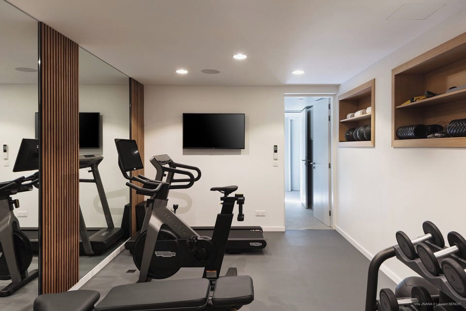 On the lower level. Air conditioning, HD-TV, Treadmill, Indoor bike, Weight bench, Weights. 