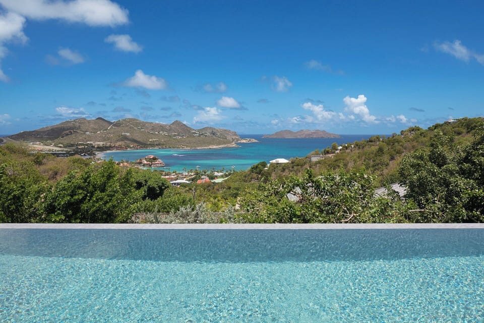 Heated pool, outdoor lounge areas, sun loungers. Gas barbecue. 