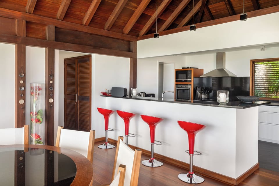 Fully equipped kitchen, breakfast bar with stools. Electric oven, gas stove, microwave, refrigerator, mixer, centrifuge, freezer, dishwasher, Nespresso machine, blender, kettle, toaster. Large dining table for 8 guests. 