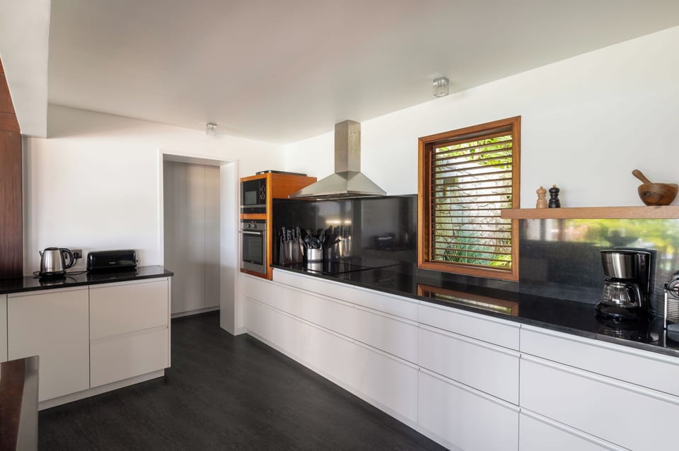 Fully equipped kitchen, breakfast bar with stools. Electric oven, gas stove, microwave, refrigerator, mixer, centrifuge, freezer, dishwasher, Nespresso machine, blender, kettle, toaster. Large dining table for 8 guests. 