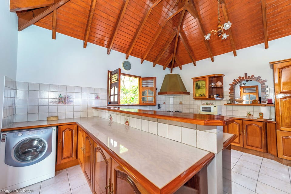 Fully equipped. Electric oven, gas stove, microwave, refrigerator, mixer, centrifuge, freezer, dishwasher, Nespresso machine, blender, kettle, toaster. Large indoor dining table for 6 guests. Outdoor dining area for 4 people on the covered terrace. 