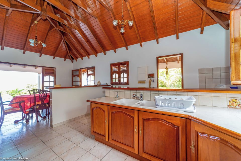 Fully equipped. Electric oven, gas stove, microwave, refrigerator, mixer, centrifuge, freezer, dishwasher, Nespresso machine, blender, kettle, toaster. Large indoor dining table for 6 guests. Outdoor dining area for 4 people on the covered terrace. 